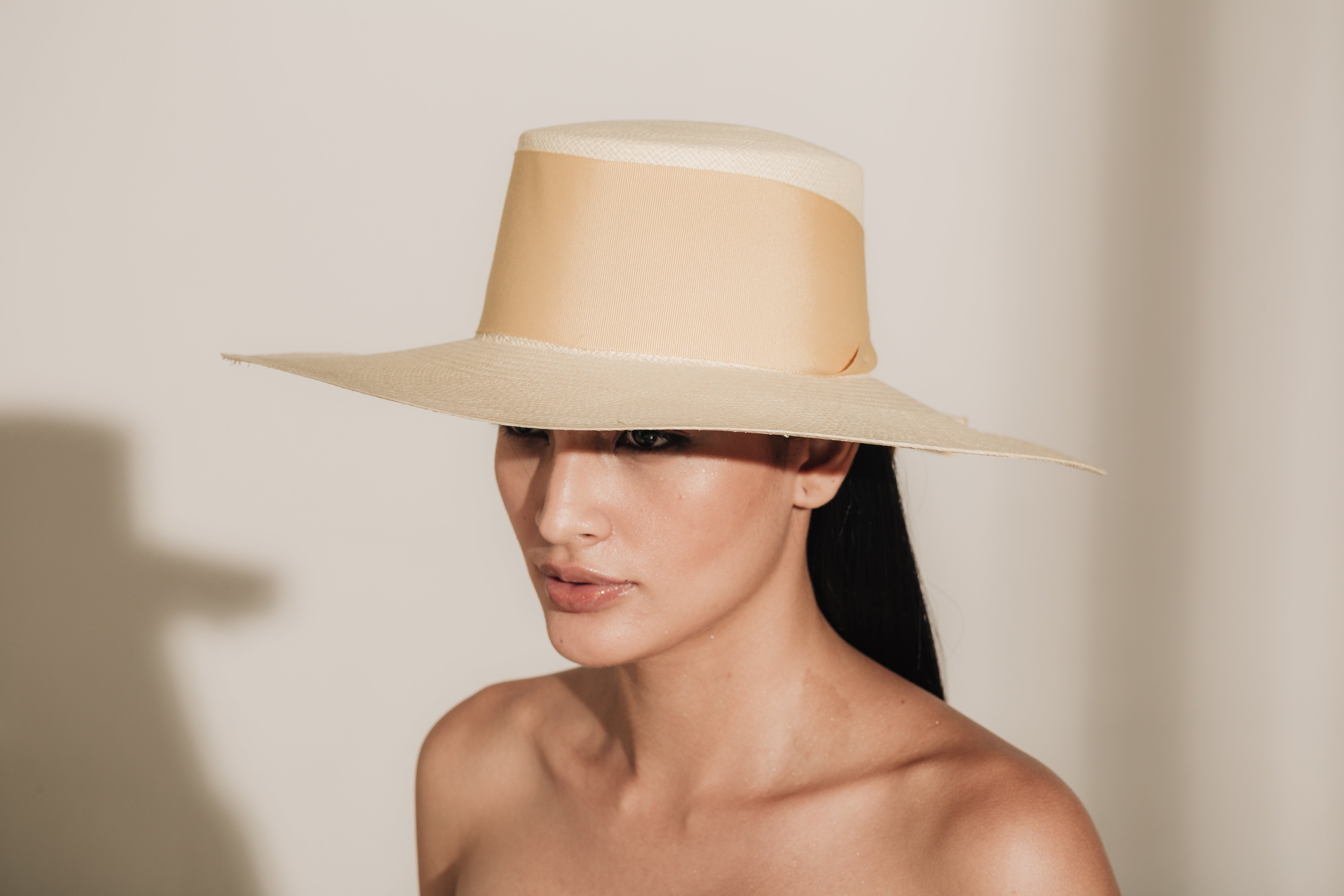 Long Brim Cordovan hat with maxi bow